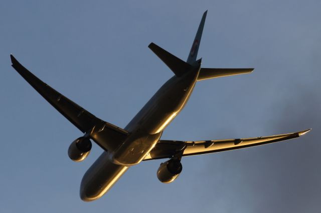 Boeing 777-200 (HL7782) - Departing LHR.