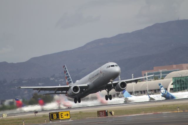 Airbus A321 (N979UY)