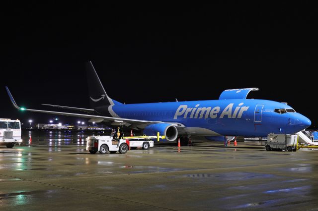 Boeing 737-800 (N5683A) - The first arrival of Amazon Prime Air in Toledo. This Boeing 737-84P (BCF) is operated by Sun Country Airlines late last night (17 Mar 2021). 