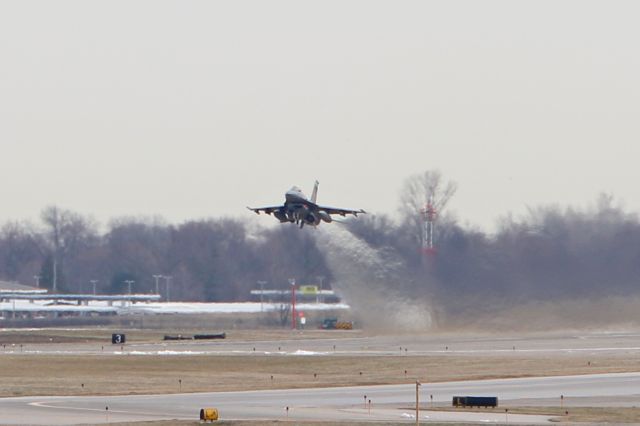 Lockheed F-16 Fighting Falcon (89-2112) - A USAF Lockheed F-16CM from the 180th Fighter Wing, 112th Fighter Squadron (Stingers) seen departing RWY 24L en route back to its’ home base at Toledo Express Airport (KTOL) on 2 Apr 2019.