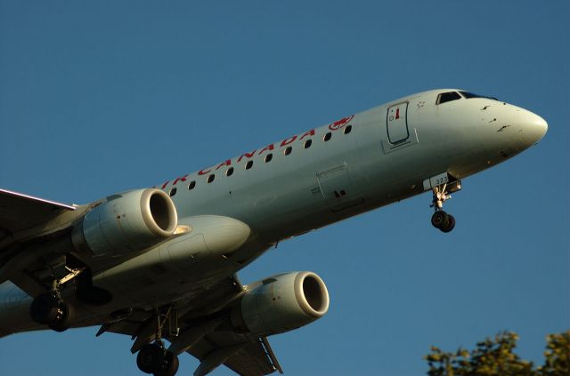 Embraer ERJ-190 (C-FHNV)