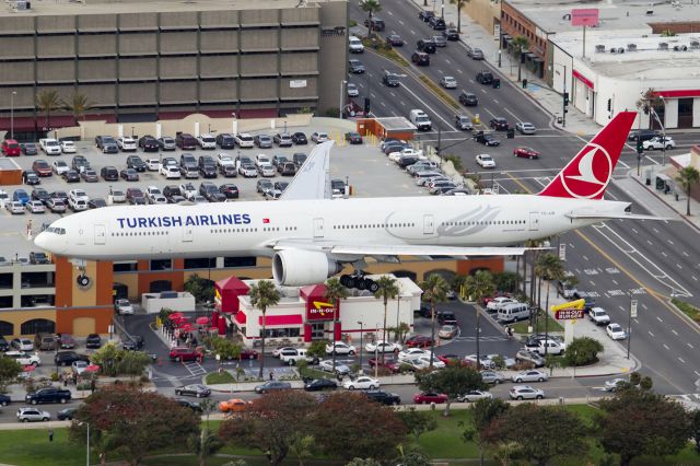 BOEING 777-300 (TC-JJO)