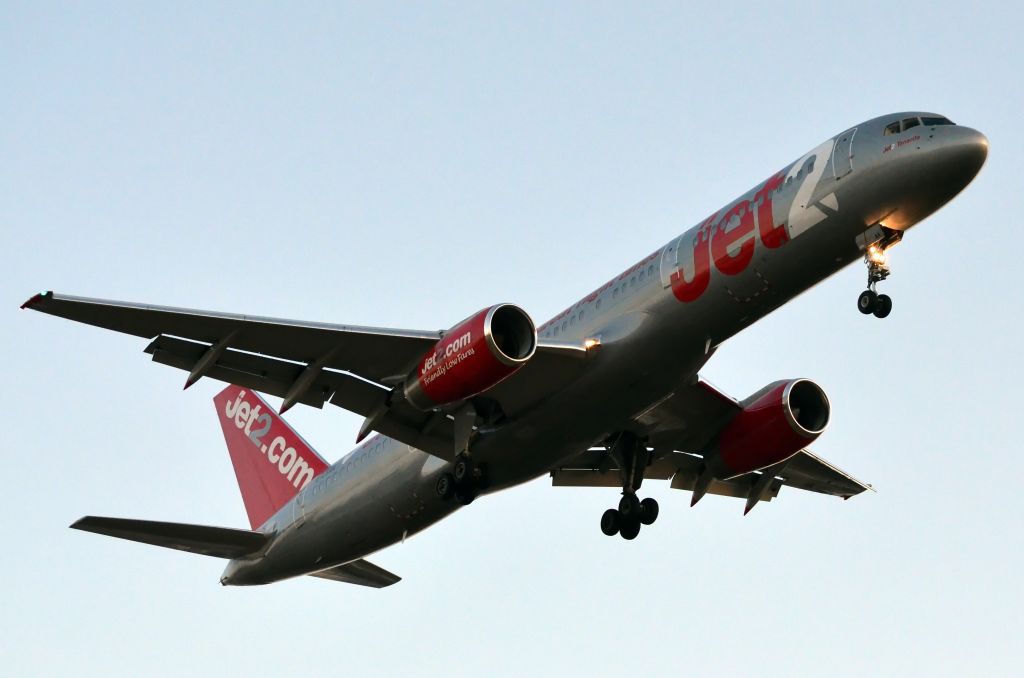 Boeing 757-200 (G-LSAA)