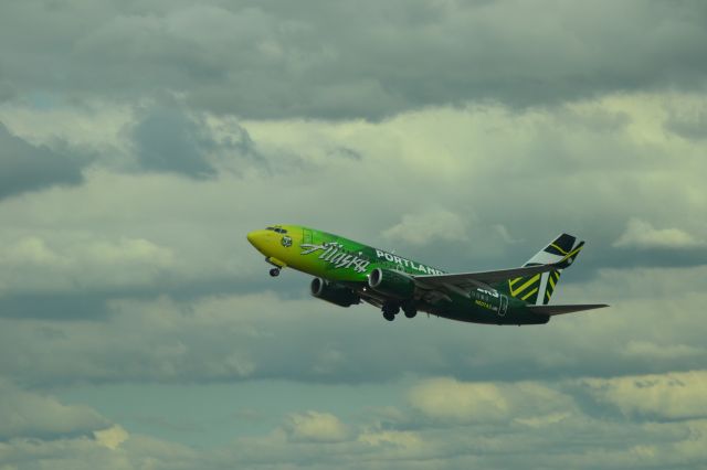 Boeing 737-800 (N607AS) - Departing from PDX