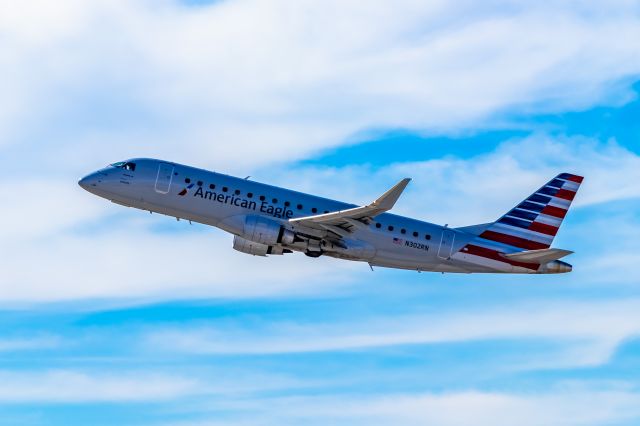 Embraer 170/175 (N302RN) - Envoy Air Embraer 170 taking off from PHX on 11/5/22. Taken with a Canon 850D and Tamron 70-200 G2 lens.