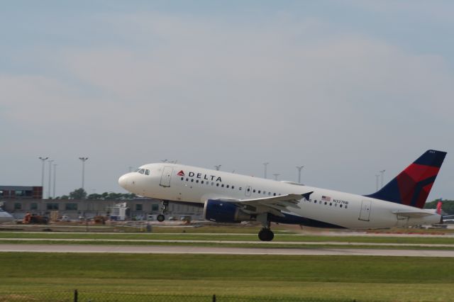 Airbus A319 (N327NB) - Departure from runway 26L. 