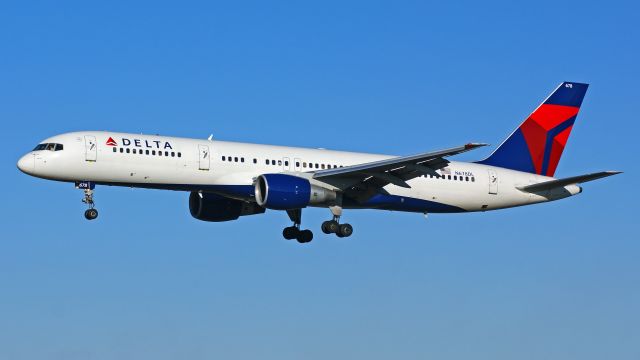 Boeing 757-200 (N678DL)