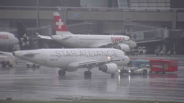 Airbus A320 (HB-IJM) - Star Alliance Livery in the wet at Zurich...