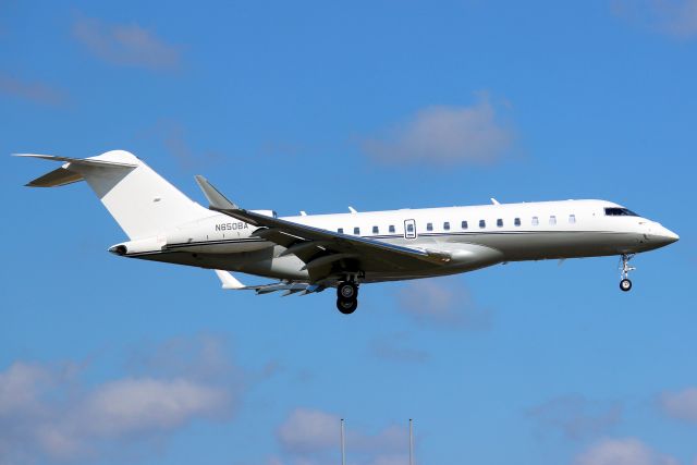 Bombardier Global Express (N650BA) - On short finals for rwy 7 on 16-Oct-22 arriving from KGSO.