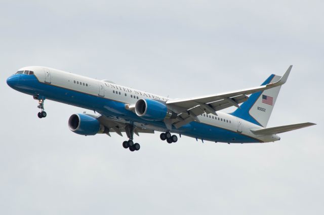 Boeing 757-200 (98-0002) - Mike Pence is on short final into Runway 13 at DSM for a Farmers for Trump summit. Photo taken August 13, 2020 at 11:28 AM with Nikon D3200 at 300mm.