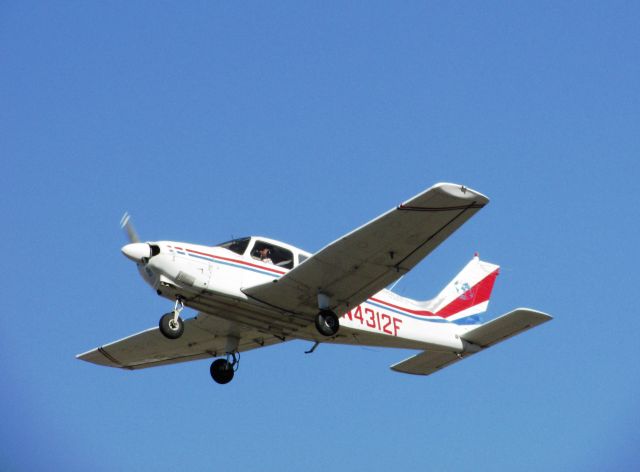 Piper Cherokee (N4312F) - Taking off RWY 26L