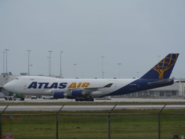 Boeing 747-400 (N415MC) - Pushback