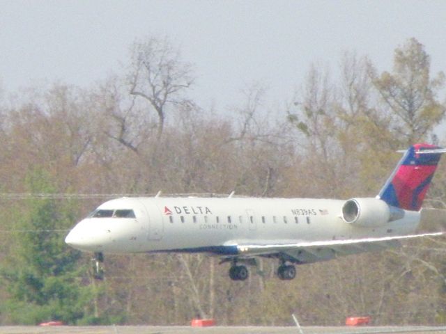 Canadair Regional Jet CRJ-200 (N839AS) - ACEY 5304 (N839AS) from Atlanta (KATL) lands at KLEX on a hazy November afternoon....