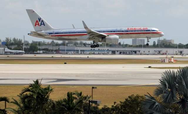 Boeing 757-200 (N679AN) - KMIA 4-13-2016