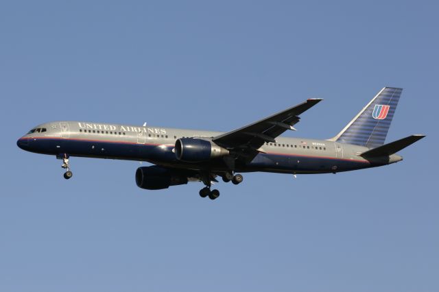 Boeing 757-200 (N585UA) - March 16, 2006 - arrived Washington Dulles