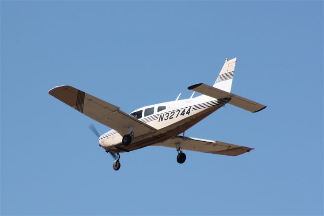 Piper Cherokee (N32744)