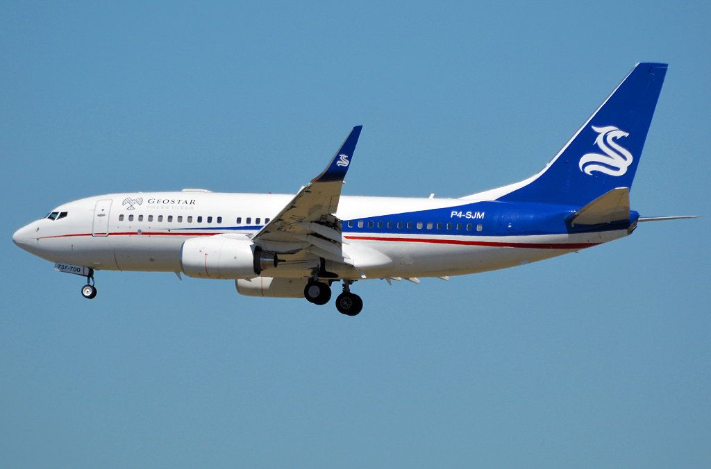 Boeing 737-700 (P4-SJM)