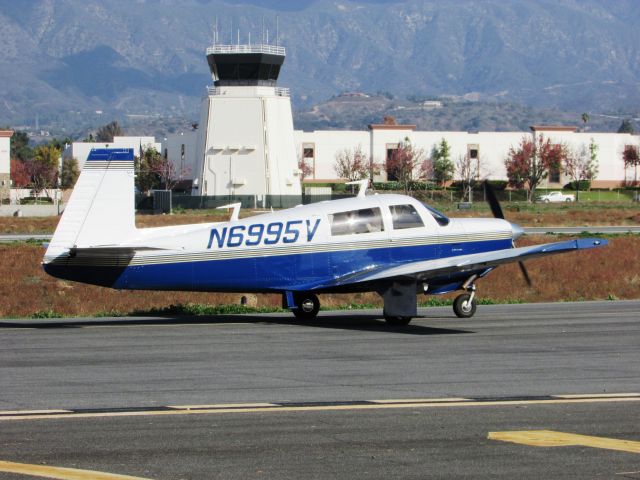 Mooney M-20 (N6995V) - Taxiing to RWY 26L