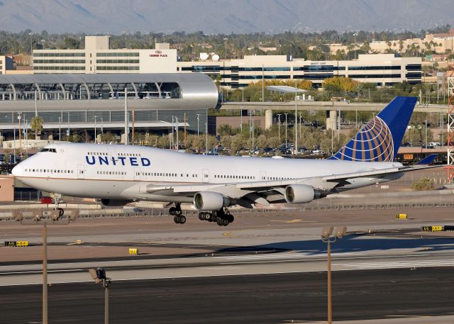 Boeing 747-400 (N182UA)