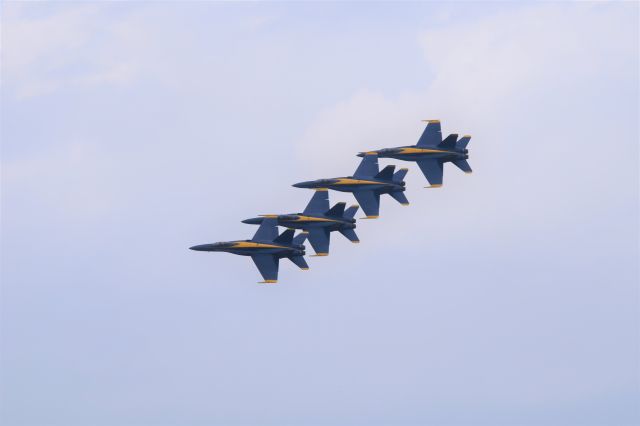 McDonnell Douglas FA-18 Hornet — - Blue Angels Demonstration at Vero Beach Airshow 21APR18 Left Echelon Roll