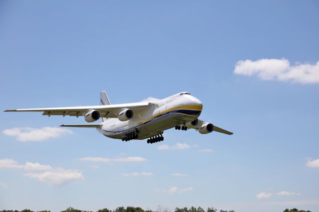 Antonov An-124 Ruslan (UR-82009) - Finale 03 à Nantes le 24 juin 2016