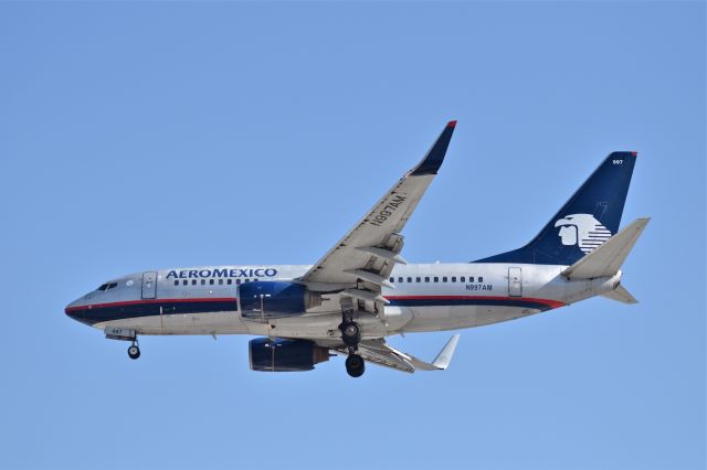 Boeing 737-700 (N997AM) - Boeing B737-76Q N997AM MSN 30283 of Aeromexico on short final to runway 05R at Mexico City International Airport (10/2020).