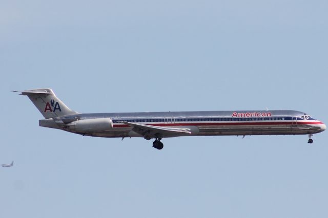 McDonnell Douglas MD-83 (N966TW) - An ex-TWA maddog arrives into OHare from MSY as a Delta E-170 departs in the background.