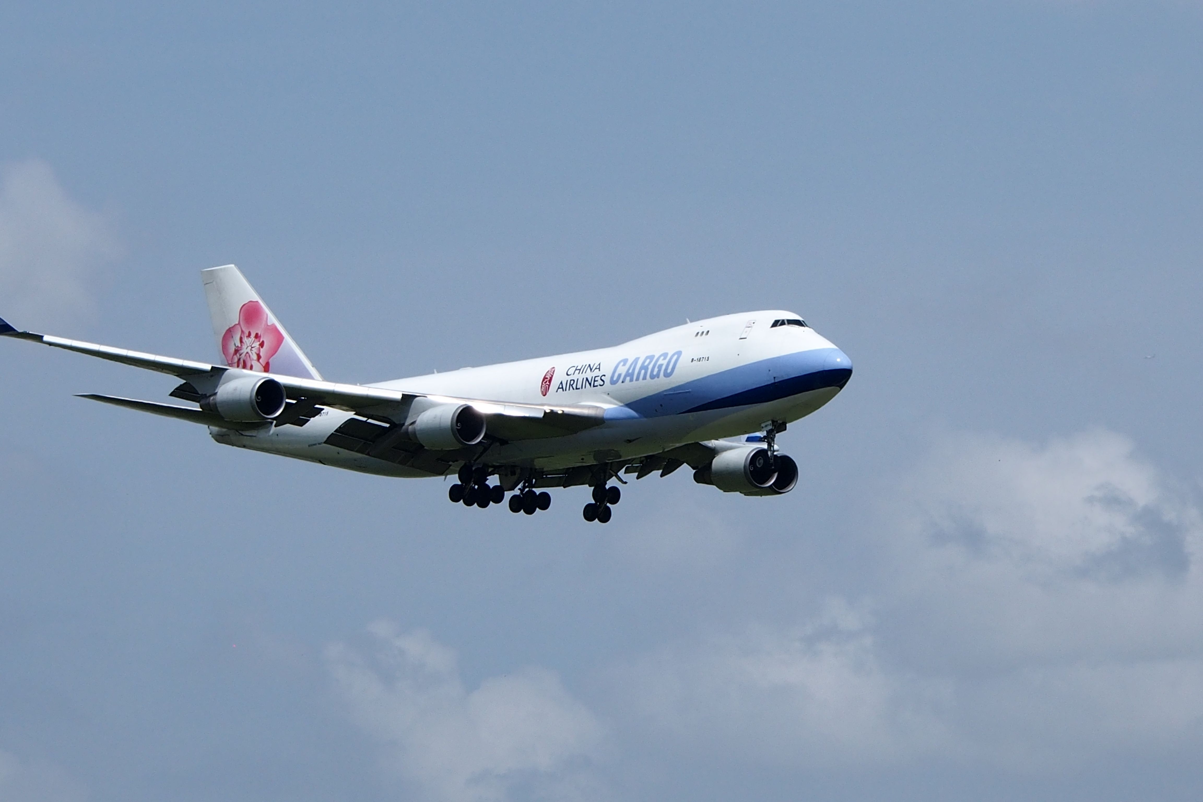 Boeing 747-400 (B-18715)