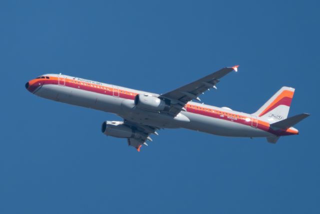 Airbus A321 (N582UW)