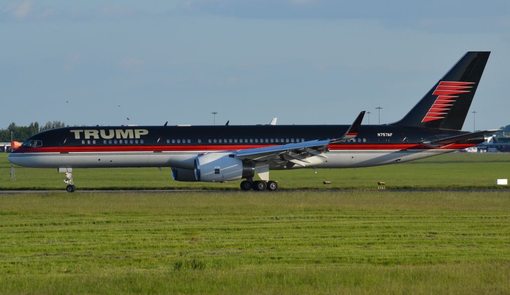 Boeing 757-200 (N757AF) - Taxiing to Stand 