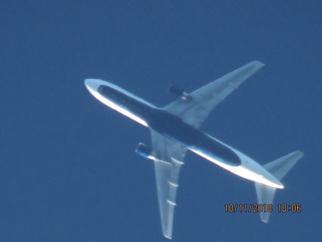 BOEING 767-300 (N140LL)