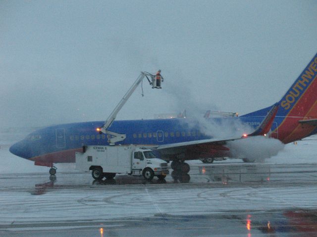 — — - SWA B737 De-Icing