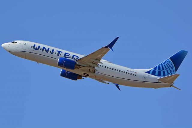 Boeing 737-800 (N37267) - United Boeing 737-824(W) N37267 at Phoenix Sky Harbor on May 7, 2019. It is the first to wear United's new livery. 