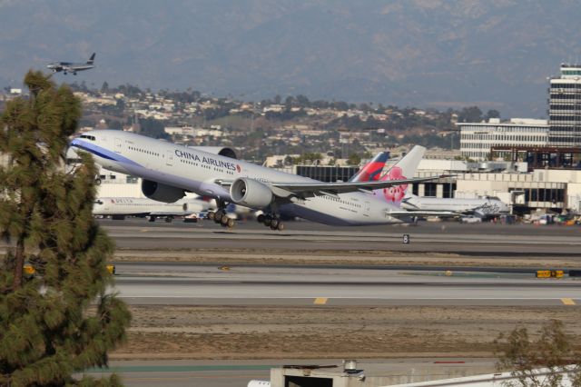 BOEING 777-300ER (B-18053)