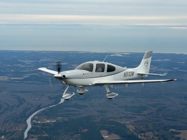 Cirrus SR-22 (N513W) - N513W in formation