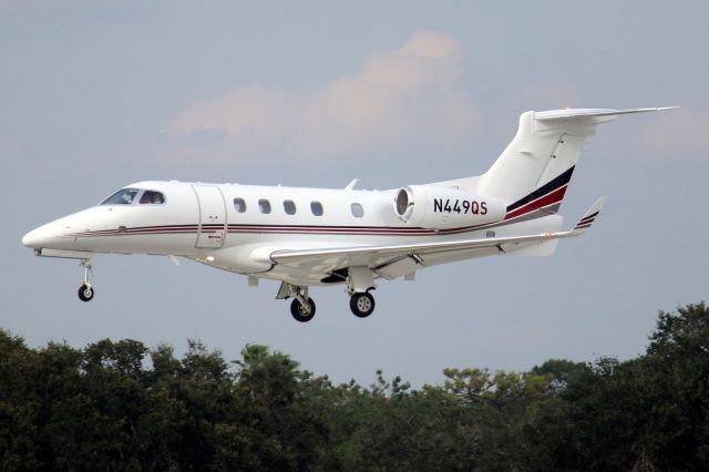 Embraer Phenom 300 (N449QS) - NetJets Phenom 300 on short finals for rwy 25 on 18-Oct-22 arriving from KDSI as EJA449.