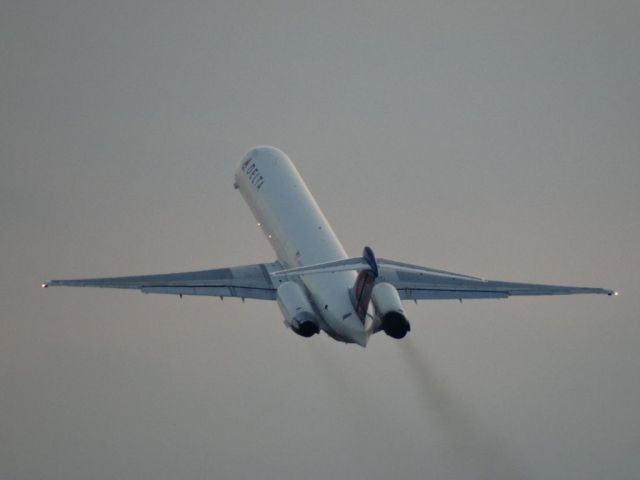 McDonnell Douglas MD-88 (N988DL)