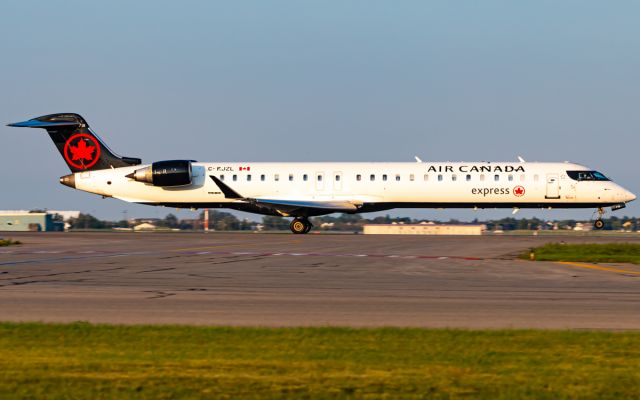 Canadair Regional Jet CRJ-900 (C-FJZL)