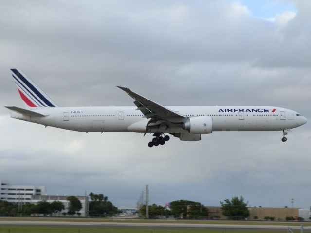 BOEING 777-300ER (F-GZNH)