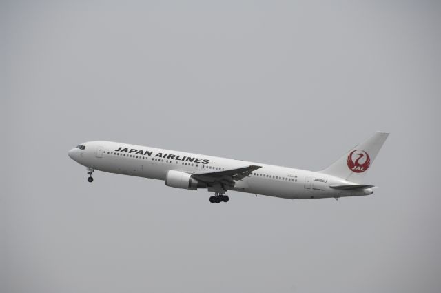 BOEING 767-300 (JA656J) - Departure at Haneda Intl Airport Rwy34R on 2012/04/10