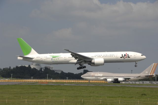 BOEING 777-300 (JA731J) - Landing at Narita Intl Airport R/W16R on 2009/8/15 Sky Eco c/s