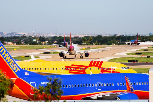 Boeing 737-700 (N781WN) - Mid-morning rush to rwy 13R, KDAL, Tx.