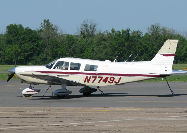 Piper Cherokee (N7749J) - At Dowtown Shreveport.