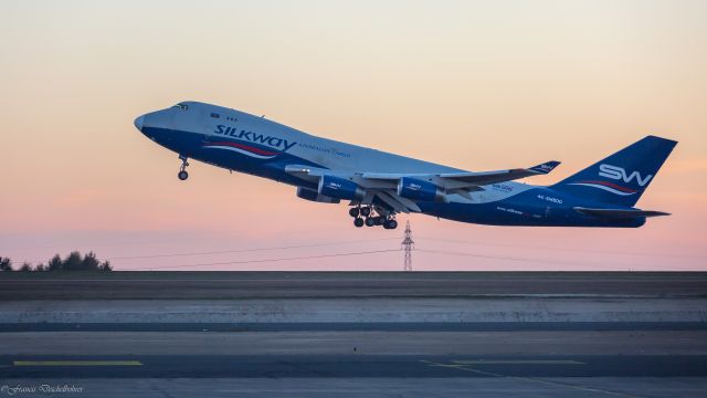 Boeing 747-200 (4K-SW800)