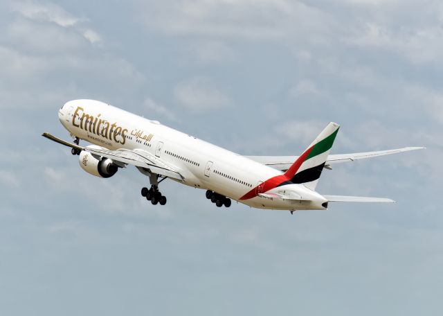 BOEING 777-300 —