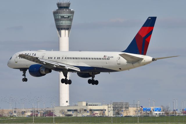 Boeing 757-200 (N664DN) - 5-L 04-11-25