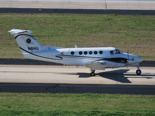 Beechcraft Super King Air 200 (N6HU) - HARDING UNIVERSITY INC taxiing for takeoff after having just arrived, sat on the Atlantic Aviation ramp with engines running, soon departed, and was seen later on the ramp of Atlantic Aviation at KPDK - 4/6/13