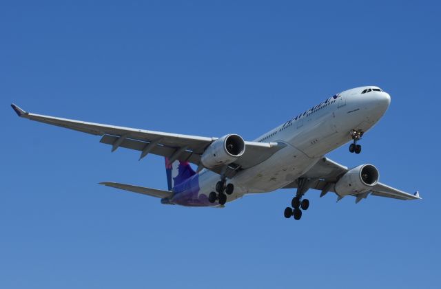 Airbus A330-200 (N381HA) - Hawaiian Airlines A332 gliding overhead into LAX