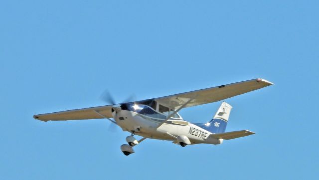 Cessna Skylane (N237RE)