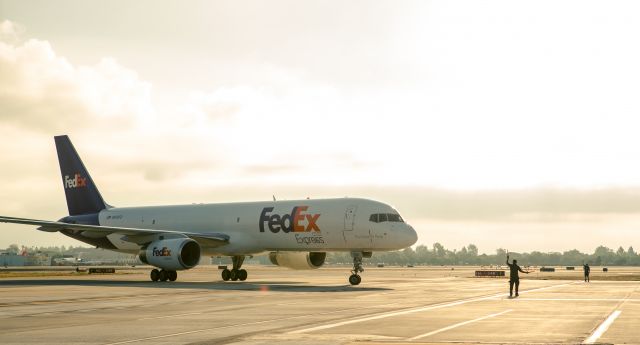 Boeing 757-200 (N930FD) - Special aircraft coming in for the "Plane Pull" event benefitting the Southern California Special Olympics on 23 August 2014.